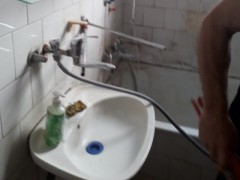 Kada se pusti voda na umivaoniku, izlazi u kadi